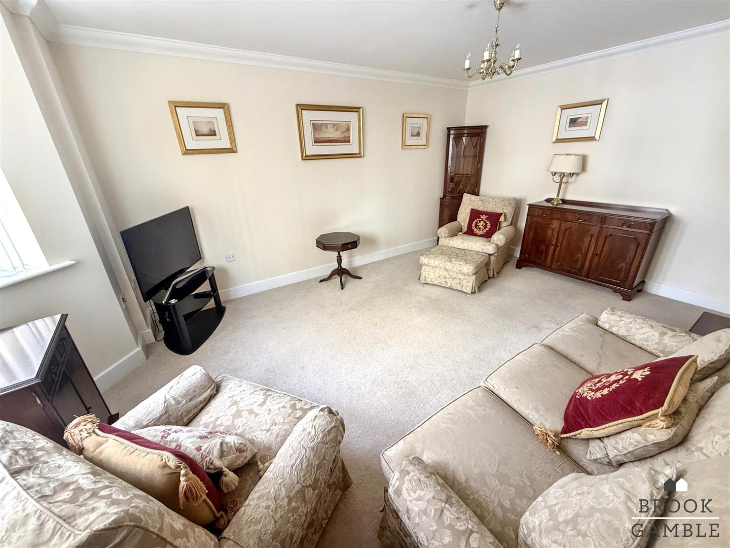 2 Bedroom Apartment. Grand Parade in Eastbourne,  17